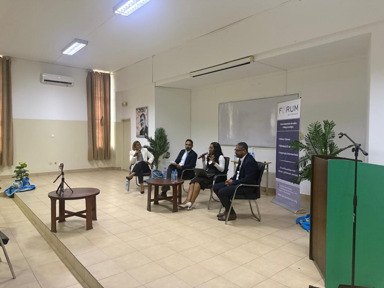 Mesa redonda do Fórum Externo com representantes do Governo, academia e sociedade civil